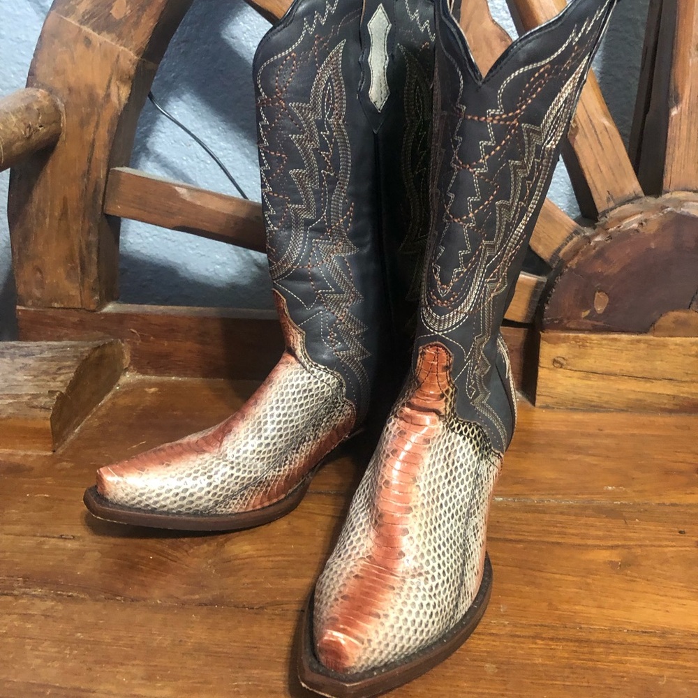 Ladies snakeskin cowboy boots.